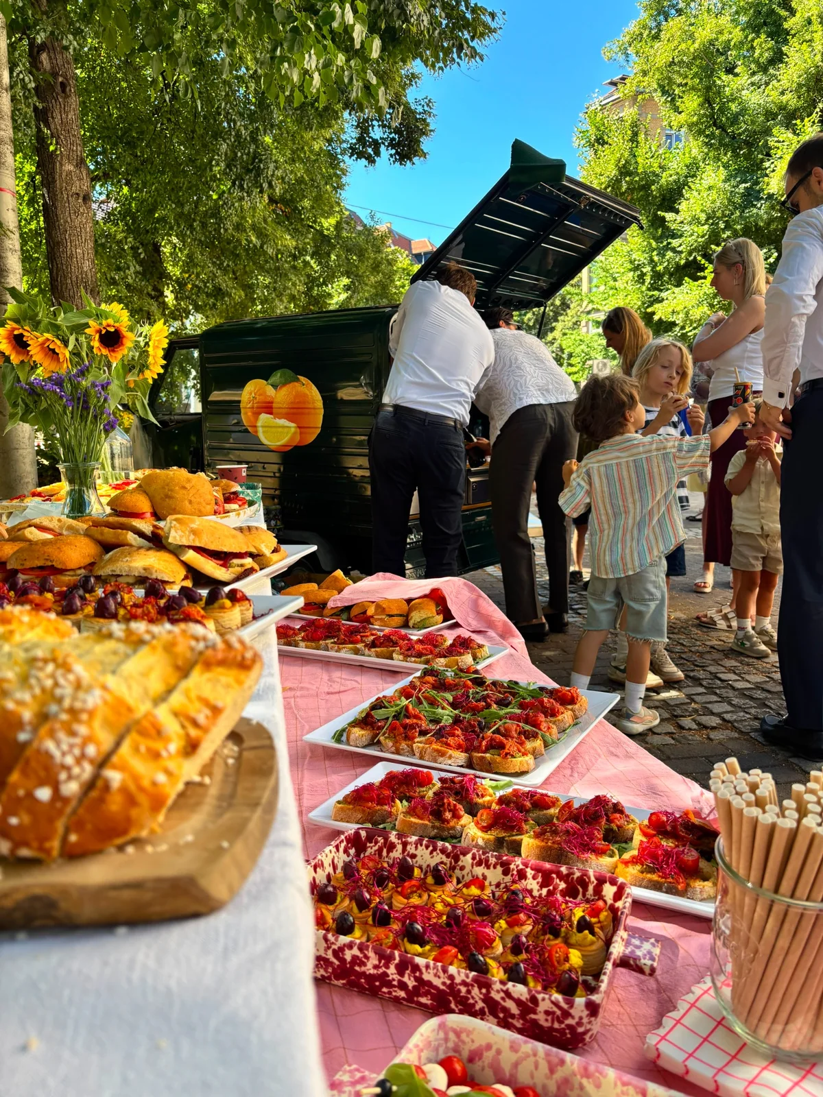 Festliches Buffet neben der Bar Corteccia