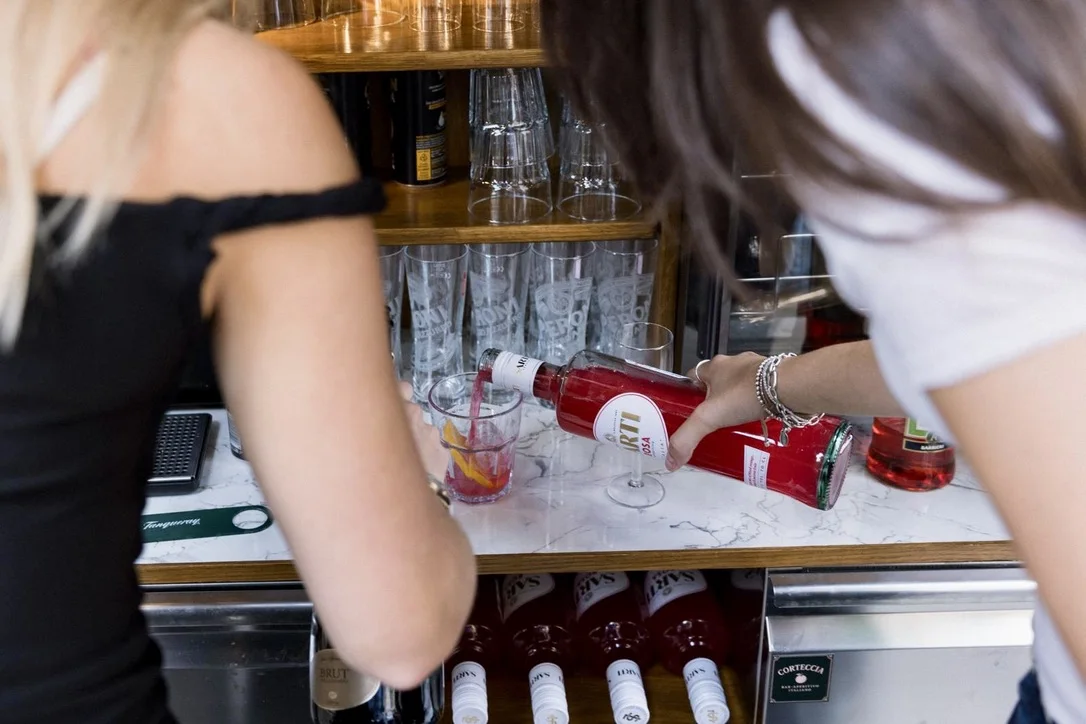 Zubereitung eines italienischen Aperitivo an der Bar Corteccia