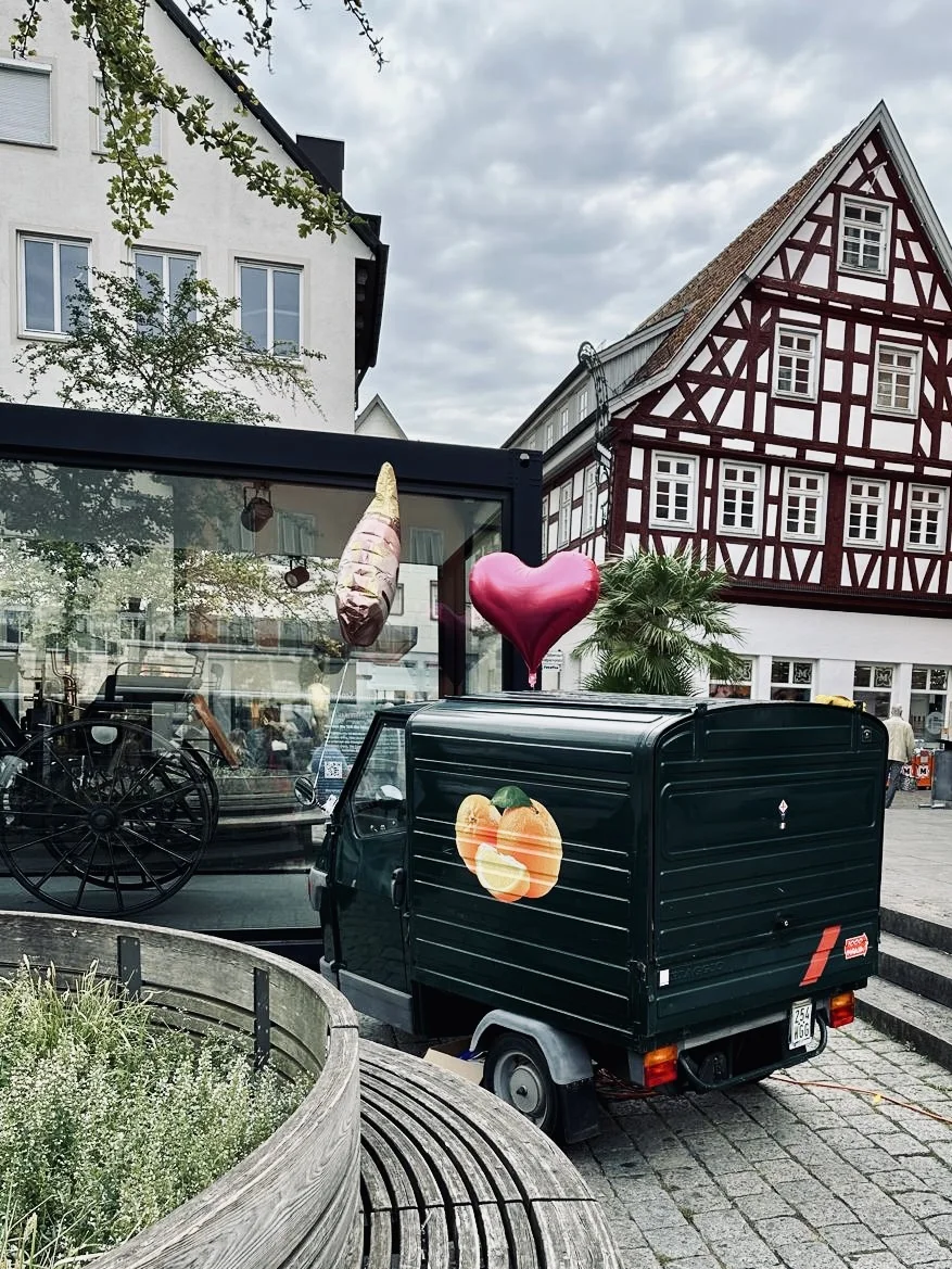 Bar Corteccia mit Ballons vor Fachwerkhaus