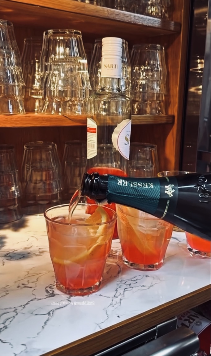 Kessler Sekt wird in Aperitivo-Gläser gegossen